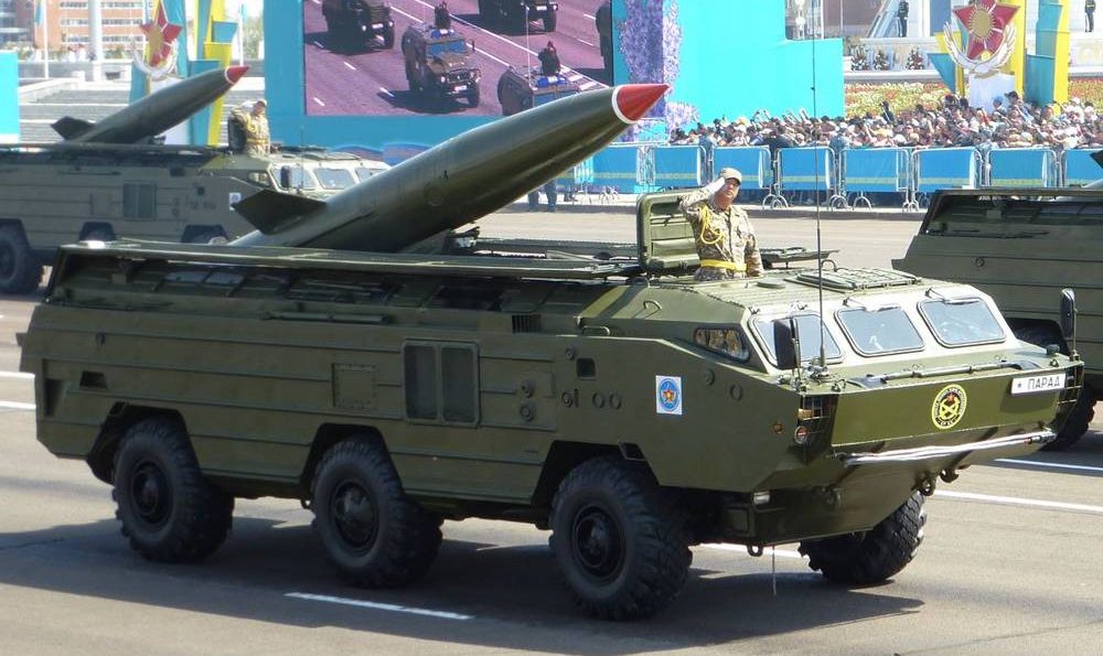 Un misil balístico de corto alcance SS-21 hecho en Rusia se muestra durante un desfile militar en Astana, Kazajstán en 2015. (Kalabaha1969 / WikiMedia / CC0 1.0 Universal)