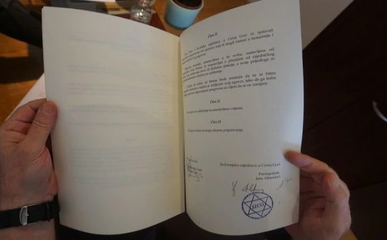Contrato del gobierno firmado por Jasa Alfandari que reconoce el judaísmo como religión oficial en Montenegro. (Foto: Felice Friedson / The Media Line)