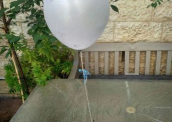 Globo con material inflamable aterriza en Jerusalem