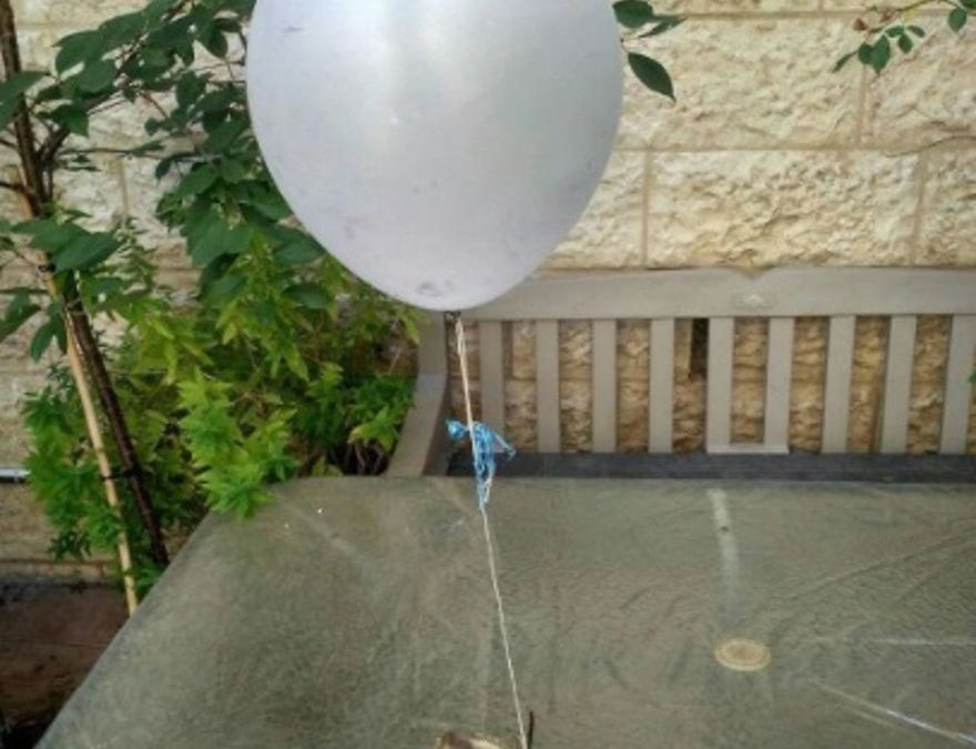 Globo con material inflamable aterriza en Jerusalem