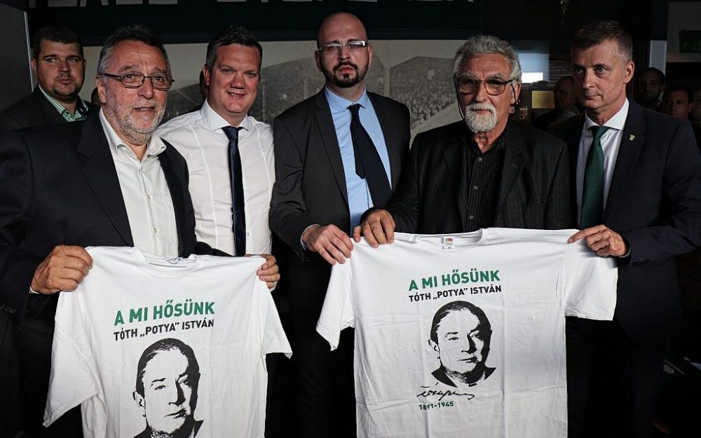 De izquierda a derecha: Presidente de MAZSIHISZ Andras Heisler, Ben Mansford, CEO de Maccabi TLV, Igor Ughazi, Coordinador de antisemitismo del WJC, István Tóth (nieto de István Tóth), Presidente de Ferencváros Torna Club Gabor Kubatov en Groupama Arena en Budapest, 12 de julio de 2018. ( Congreso Judío Mundial)