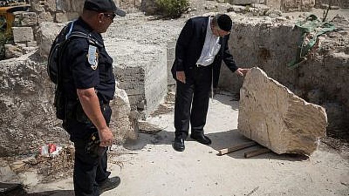 Un gran trozo de piedra se desprendió del Muro de las Lamentaciones en la Ciudad Vieja de Jerusalén en la sección de oración mixta el 25 de julio de 2018. Foto de Hadas Parush / Flash90.