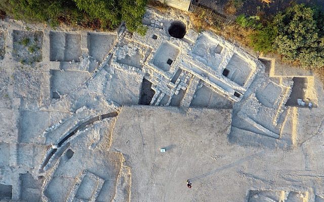 El estanque bizantino y el sistema de canales de agua en una excavación del norte de Gedera. (Yitzhak Mermelstein, Autoridad de Antigüedades de Israel)