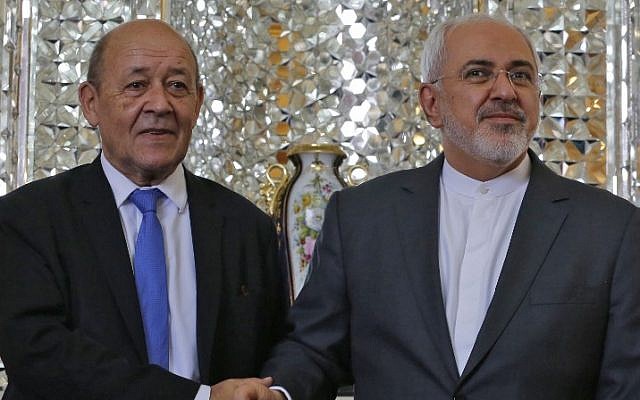 El ministro de Relaciones Exteriores de Irán, Mohammad Javad Zarif (R), estrecha la mano del ministro de Asuntos Exteriores francés, Jean-Yves Le Drian, cuando se reúnen en la capital, Teherán, el 5 de marzo de 2018. (AFP / Atta Kenare)