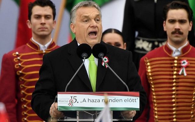 El primer ministro húngaro, Viktor Orban, pronuncia un discurso frente al edificio del Parlamento húngaro en Budapest el 15 de marzo de 2018, durante la conmemoración oficial del 170 ° aniversario de la revolución húngara de 1848-1849.  (AFP PHOTO / Attila KISBENEDEK)