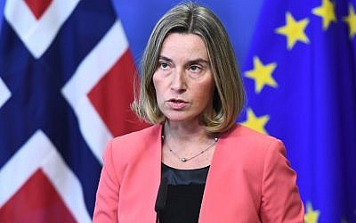 La jefa de política exterior de la UE, Federica Mogherini, pronuncia una conferencia de prensa conjunta antes de presidir una sesión ordinaria del Grupo Internacional de Donantes para Palestina (Comité de enlace especial (AHLC)) en la Comisión Europea en Bruselas el 20 de marzo de 2017. (AFP PHOTO / EMMANUEL DUNAND )