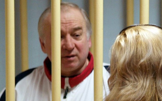 El ex coronel de la inteligencia militar rusa Sergei Skripal asiste a una audiencia en el Tribunal Militar del Distrito de Moscú en Moscú el 9 de agosto de 2006. (AFP / Kommersant Photo / Yuri Senatorov)