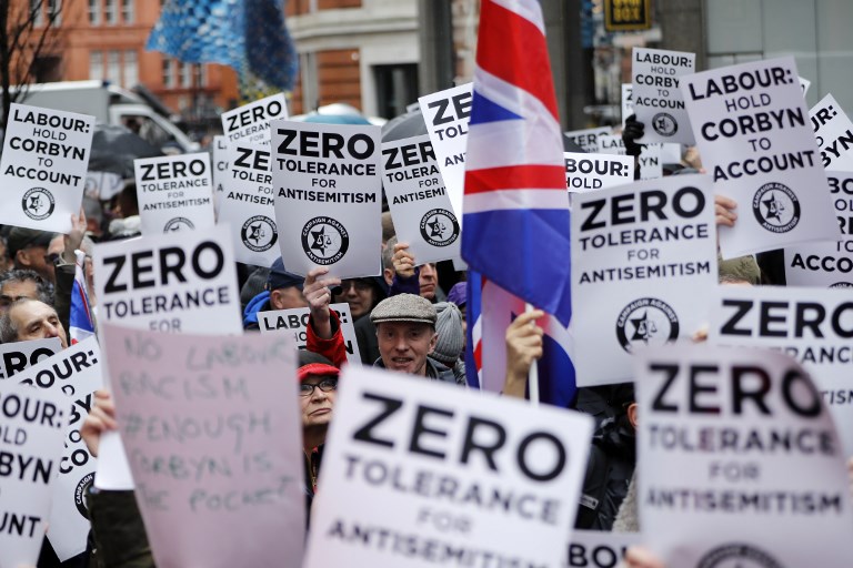 Ilustrativos: Las personas sostienen pancartas y banderas de la Unión ya que se reúnen para una manifestación organizada por la Campaña contra el antisemitismo fuera de la sede central del Partido del Trabajo oposición británica en el centro de Londres el 8 de abril de 2018. (AFP / Tolga Akmen)