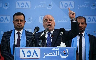 El primer ministro iraquí Haider al-Abadi (C) habla mientras presenta a los candidatos que figuran en su lista durante una manifestación electoral en la ciudad santa iraquí de Karbala el 4 de mayo de 2018. (AFP Photo / Mohammed Sawaf)