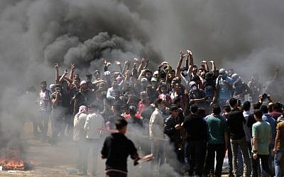 Los manifestantes palestinos queman neumáticos cerca de la frontera entre Gaza e Israel, al este de la ciudad de Gaza, el 14 de mayo de 2018 (AFP PHOTO / MAHMUD HAMS)