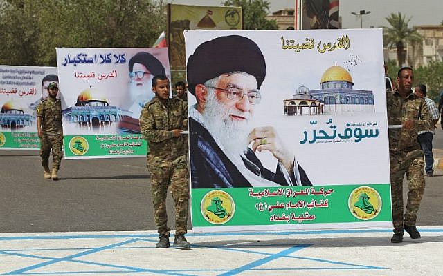 milicianos chiíes llevan un cartel del líder supremo de Irán, el ayatolá Ali Jamenei, mientras que pisar un dibujo de un dibujo bandera israelí durante una manifestación el Día de Jerusalén en la capital iraquí, Bagdad el 8 de junio de 2018. (AFP Photo / Ahmad Al-Rubaye)