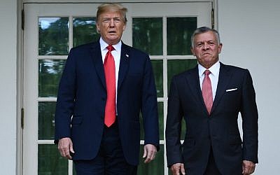 El presidente de los Estados Unidos, Donald Trump, saluda al rey Abdullah II (R) de Jordania en la Casa Blanca el 25 de junio de 2018. (AFP Photo / Brendan Smialowski)