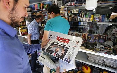 Un hombre echó un vistazo a un periódico con una imagen del presidente de EE. UU. Donald Trump en la primera página, en la capital, Teherán, el 31 de julio de 2018. (AFP / ATTA KENARE)