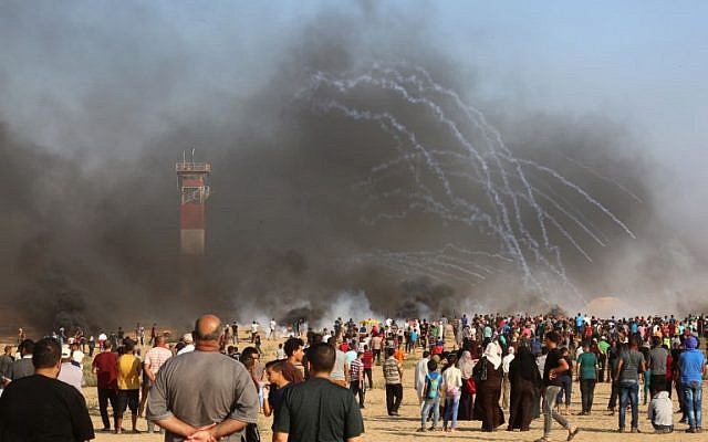 Manifestantes palestinos en la frontera entre Israel y Gaza, en Khan Yunis, en el sur de la Franja de Gaza, el 3 de agosto de 2018. (AFP / Said Khatib)