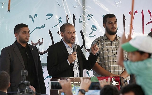 Miembro de la oficina política de Hamás Husam Badran, centro, habla en la frontera de Israel-Gaza, al este de la ciudad de Gaza el 3 de agosto de 2018. (AFP / MAHMUD HAMS)