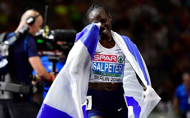 La israelí Lonah Chemtai Salpeter reacciona después de ganar la carrera final femenina de los 10.000 metros durante el Campeonato de Europa de Atletismo en el estadio olímpico de Berlín el 8 de agosto de 2018. (AFP PHOTO / Tobias SCHWARZ)