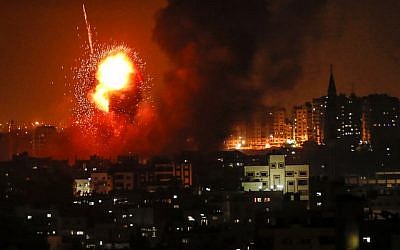Una fotografía tomada el 8 de agosto de 2018 muestra un ataque aéreo israelí contra la ciudad de Gaza. (AFP Photo / Mahmud Hams)