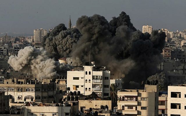 Una columna de humo se eleva desde los restos de un edificio al oeste de la ciudad de Gaza que fue blanco de la Fuerza Aérea israelí en respuesta a un ataque con cohetes que azotó el sur de Israel el 9 de agosto de 2018. (Mahmud Hams / AFP)