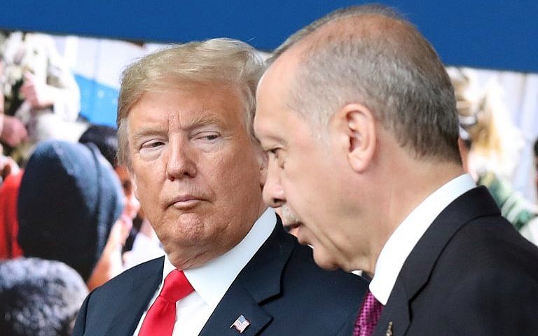 En esta foto de archivo tomada el 11 de julio de 2018, el presidente estadounidense Donald Trump (L) habla con el presidente de Turquía, Recep Tayyip Erdogan (R), cuando llegan a una cumbre de la OTAN en la sede de la OTAN en Bruselas. (AFP Photo / Pool / Tatyana Zenkovich)