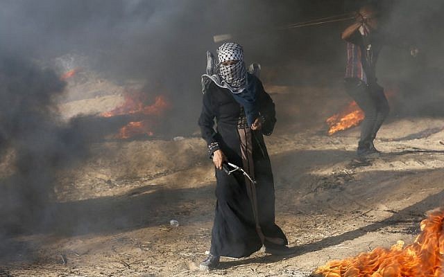 Un manifestante palestino sostiene un tirachinas durante una manifestación en la frontera entre Israel y Gaza, en Khan Younis, en el sur de la Franja de Gaza, el 10 de agosto de 2018. (AFP PHOTO / Said KHATIB)