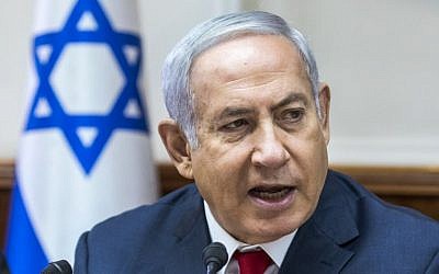 El primer ministro Benjamin Netanyahu habla durante la reunión semanal del gabinete en su oficina en Jerusalén el 12 de agosto de 2018. (AFP Photo / Pool / Jim Hollander)