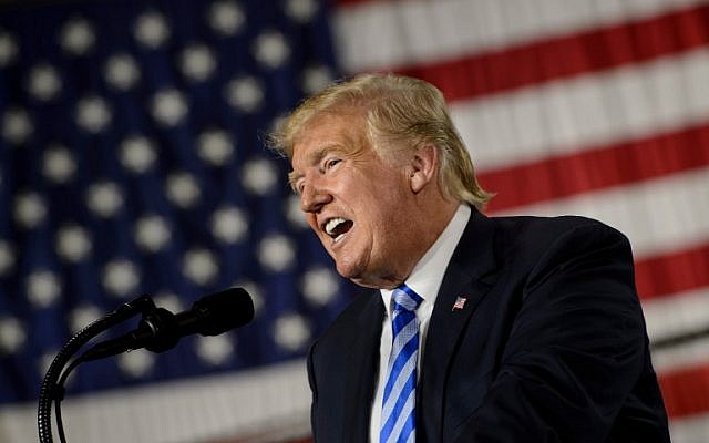 El presidente de EE. UU., Donald Trump, habla durante una ceremonia de firma de la 'Ley de Autorización de Defensa Nacional John S. McCain para el año fiscal 2019' en Fort Drum, Nueva York, el 13 de agosto de 2018. (AFP PHOTO / Brendan Smialowski)