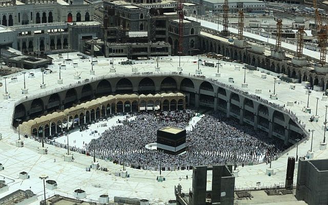 Los fieles musulmanes rezan alrededor de la Kaaba, el santuario más sagrado del Islam, en la Gran Mezquita en la ciudad santa de La Meca, en Arabia Saudí, el 16 de agosto de 2018, antes del comienzo de la peregrinación anual al Hach en la ciudad santa. (AFP / Ahmad Al-Rubaye)