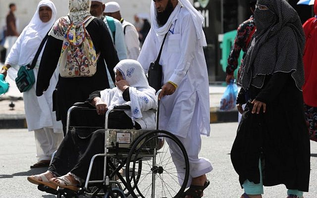 Los peregrinos musulmanes caminan fuera de la Gran Mezquita en la ciudad santa de La Meca, en Arabia Saudita, el 16 de agosto de 2018, antes del comienzo de la peregrinación anual de Hach en la ciudad santa. (AFP / Ahmad Al-Rubaye)