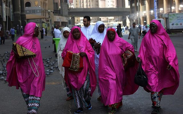 Los peregrinos caminan fuera de la Gran Mezquita en la ciudad santa de La Meca, en Arabia Saudí, el 16 de agosto de 2018, antes del comienzo de la peregrinación anual de Hach en la ciudad santa. (AFP / Ahmad Al-Rubaye)