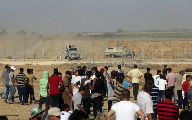 Manifestantes palestinos se manifiestan en la frontera entre Israel y Gaza, al este de Khan Younis en el sur de la Franja de Gaza el 17 de agosto de 2018 (AFP / Said Khatib)