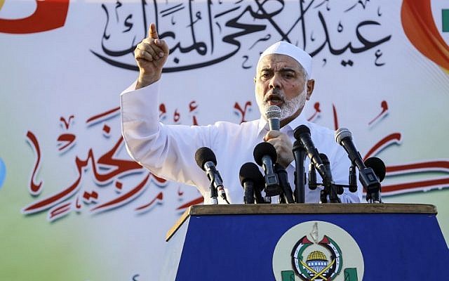 El líder de Hamás, Ismail Haniyeh, pronuncia un discurso el primer día del feriado musulmán de Eid al-Adha en la ciudad de Gaza el 21 de agosto de 2018. (AFP Photo / Anas Baba)