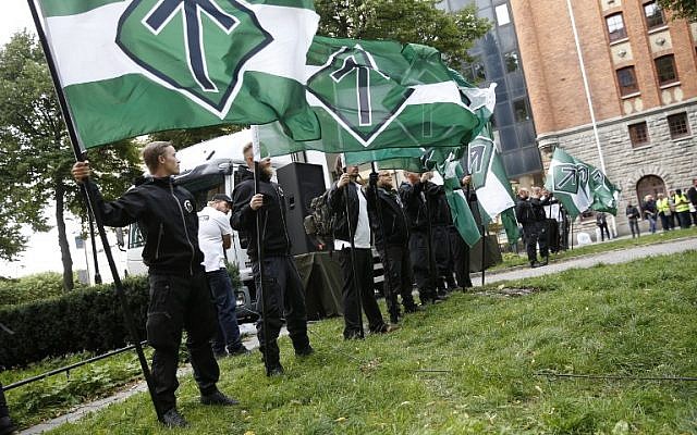 Los partidarios del Movimiento de Resistencia Nórdico Neonazi sostienen banderas durante una manifestación en la plaza Kungsholmstorg en Estocolmo, Suecia, el 25 de agosto de 2018. (AFP / TT News Agency / Fredrik Persson)