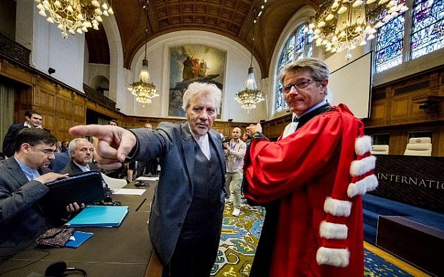 Mohsen Mohebi (L), representante de Irán, aparece en la fotografía durante la apertura del caso entre Irán y Estados Unidos en la Corte Internacional de Justicia en La Haya, Holanda, el 27 de agosto de 2018. (AFP Photo / ANP / Jerry Lampen )