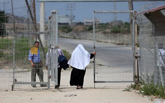 Se ve a palestinos cruzando en el cruce de Erez con Israel cerca de Beit Hanun en el norte de la Franja de Gaza el 27 de agosto de 2018. (AFP PHOTO / MAHMUD HAMS)