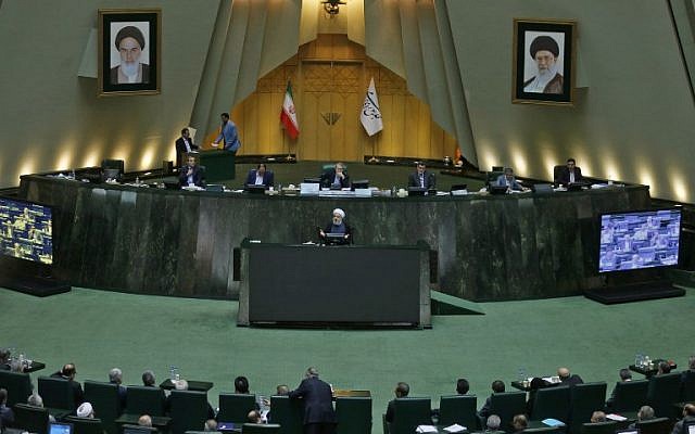 El presidente de Irán, Hassan Rouhani, habla en el Parlamento iraní en la capital, Teherán, el 28 de agosto de 2018. (AFP Photo / Atta Kenare)