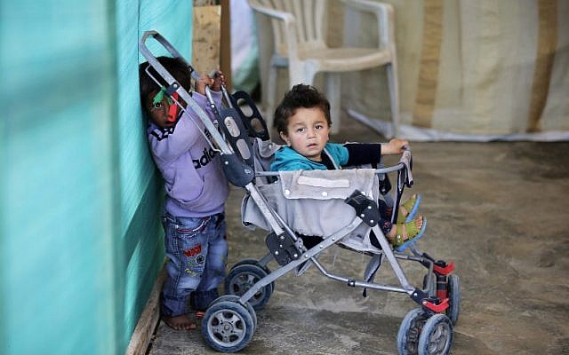 Ilustrativo: niños refugiados sirios juegan en un campamento de refugiados no oficial en la ciudad de Bar Elias, en el Líbano, valle de Bekaa, el 13 de mayo de 2016. (AFP PHOTO / JOSEPH EID)