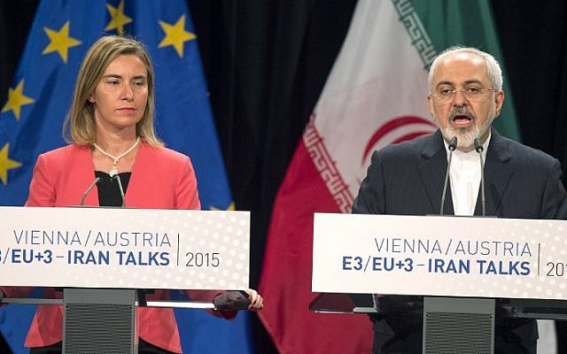 Alta Representante de la Unión Europea para Asuntos Exteriores y Política de Seguridad Federica Mogherini, izquierda, y el Ministro de Relaciones Exteriores iraní Mohammad Javad Zarif asisten a una conferencia de prensa final de las conversaciones nucleares de Irán en Viena, Austria, el 14 de julio de 2015. (Joe Klamar / AFP)