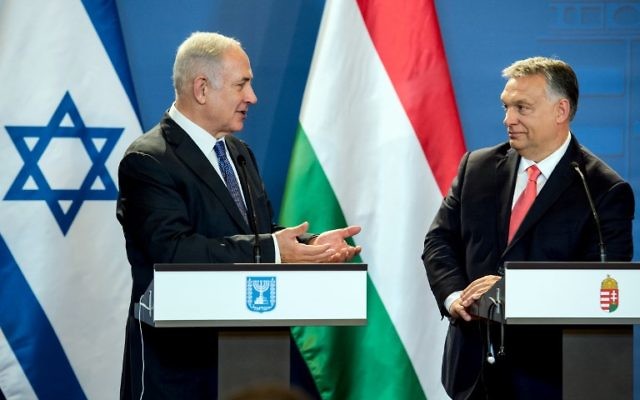 El primer ministro Benjamin Netanyahu (L) y su homólogo húngaro, Viktor Orban, dan una conferencia de prensa conjunta en el parlamento en Budapest, Hungría, el 18 de julio de 2017. (AFP photo / Oficina del Primer Ministro húngaro y Pool / Karoly Arvai)