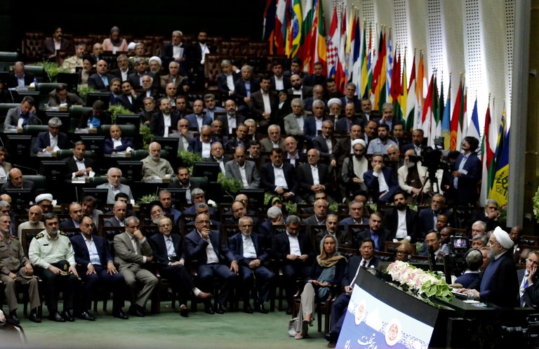 El presidente de Irán, Hassan Rouhani (2-R) pronuncia un discurso después de jurar ante el parlamento en Teherán, el 5 de agosto de 2017. (AFP PHOTO / ATTA KENARE)