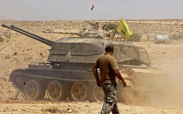 Imagen ilustrativa de un tanque volando la bandera del grupo terrorista Hezbolá visto en el área de Qara en la región de Qalamoun en Siria el 28 de agosto de 2017 (AFP Photo / Louai Beshara)