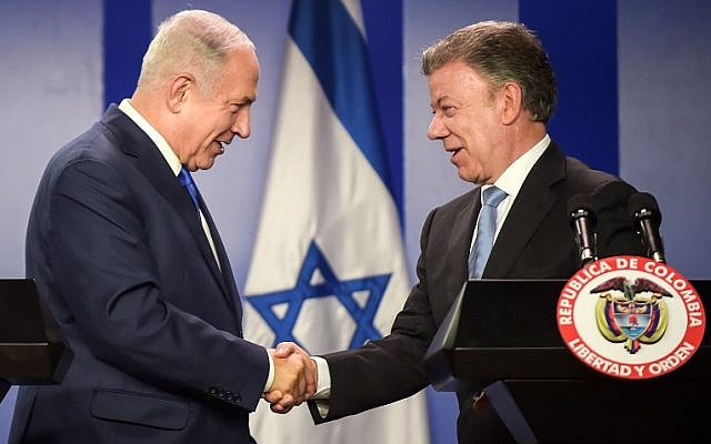 El primer ministro, Benjamín Netanyahu, a la izquierda, y el presidente colombiano Juan Manuel Santos se dan la mano durante una ceremonia para firmar acuerdos en el palacio de Narino en Bogotá, el 13 de septiembre de 2017. (AFP / Raúl Arboleda)