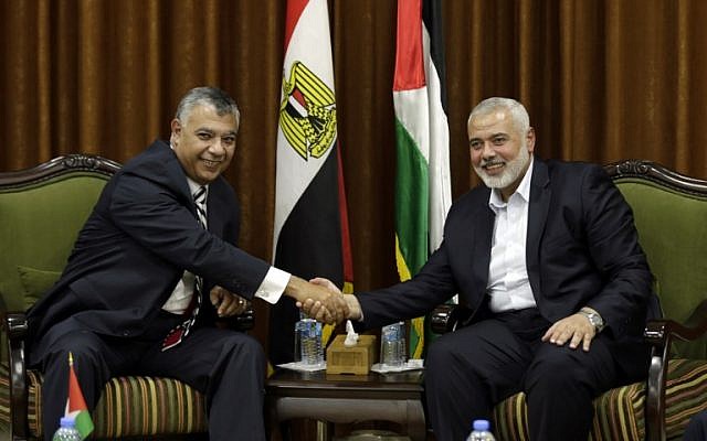 El jefe de Hamás, Ismail Haniyeh, a la derecha, se reúne con el ministro de Inteligencia egipcio, Khalid Fawzi, en la oficina del ex en la ciudad de Gaza el 3 de octubre de 2017. (AFP Photo / Mahmud Hams)