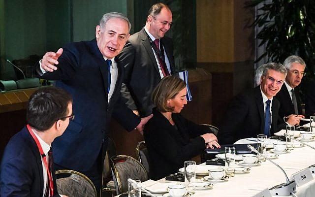 Primer ministro Benjamin Netanyahu durante una reunión de desayuno con ministros de Asuntos Exteriores de la UE en el edificio del Consejo de la UE en Bruselas el 11 de diciembre de 2017. (AFP Photo / Pool / Geert Vanden Wijngaert)