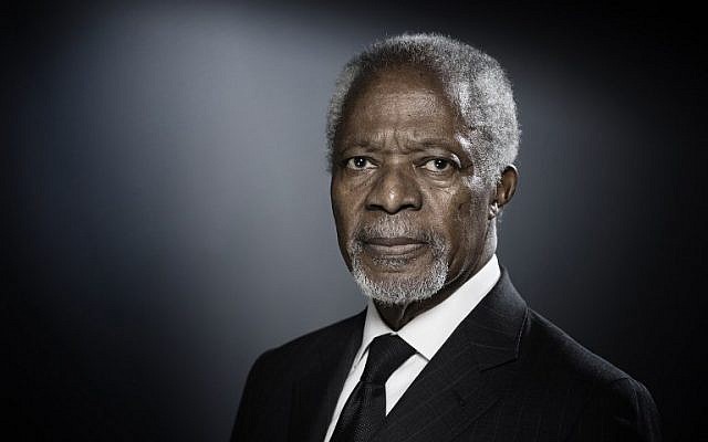 El ex secretario general de las Naciones Unidas (ONU), Kofi Annan, posa durante una sesión de fotos en París, el 11 de diciembre de 2017. (JOEL SAGET / AFP)