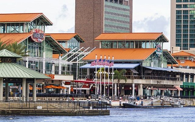 Los botes del Sheriff de Jacksonville aseguran los muelles frente a Jacksonville Landing el 26 de agosto de 2018 en Jacksonville, Florida (Mark Wallheiser / Getty Images / AFP