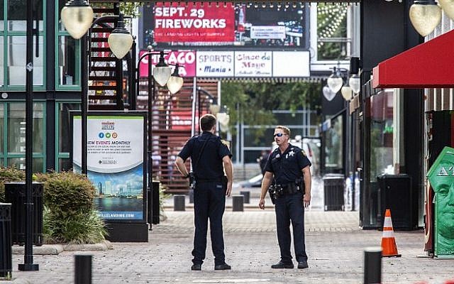 Oficiales del Sheriff de Jacksonville patrullan alrededor de los barcos en Jacksonville Landing el 26 de agosto de 2018 en Jacksonville, Florida (Mark Wallheiser / Getty Images / AFP)