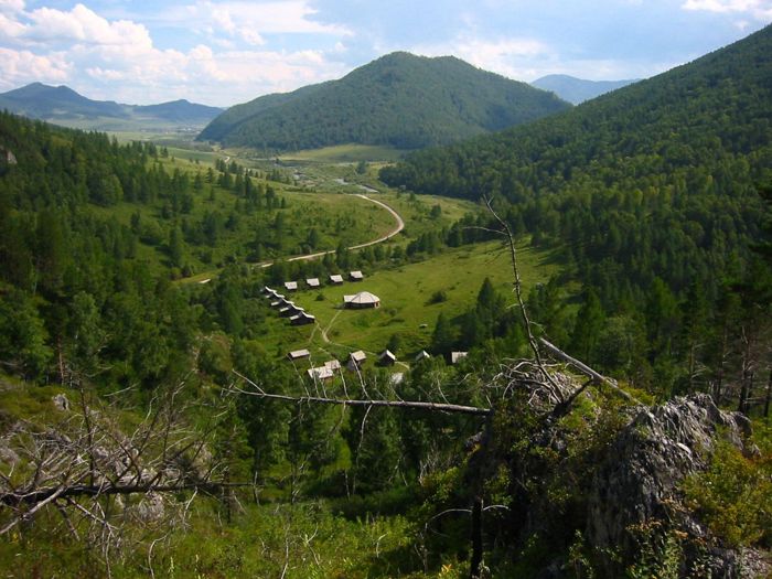 El valle desde arriba del sitio arqueológico de la Cueva de Denisova, Siberia, Rusia (B. Viola / MPI f. Evolutivo A)