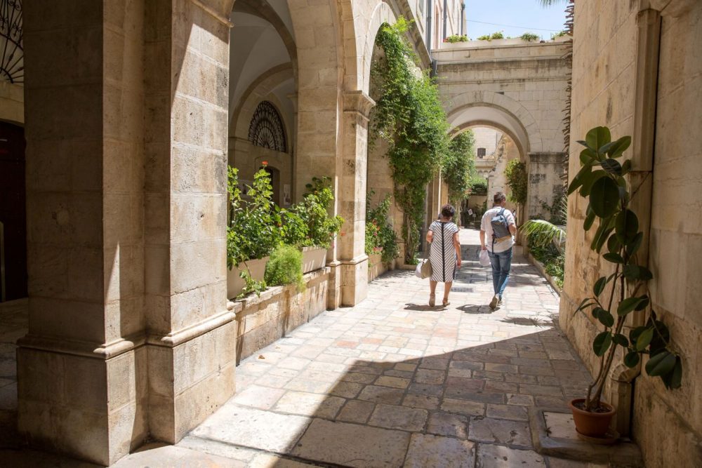 Los visitantes caminan dentro del Monasterio de la Flagelación. (Emil Salman)