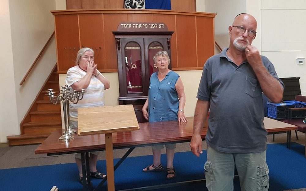 Los congregantes contemplan el final de la Gran Sinagoga de Deventer en su hogar actual, el 30 de julio de 2018. (Cnaan Liphshiz)