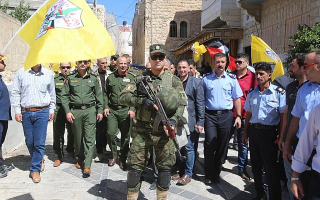 Fuerzas de seguridad de la Autoridad Palestina que recorren el Hebrón controlado por Israel en uniforme el 31 de julio de 2018 (Crédito: Wafa)
